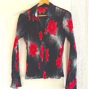Sheer blouse, flower details. Very good condition, like new. Size: small.
